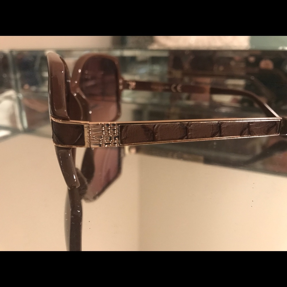 DESIGNER TAHARI sunglasses w/ beautiful detailing