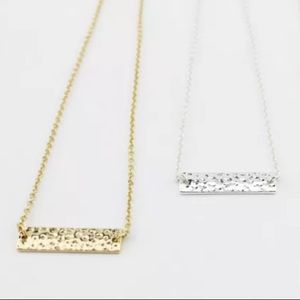 Hammered horizontal bar in silver/gold tone Hammered horizontal bar in silver/gold tone