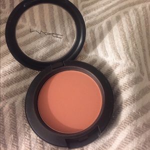 MAC blush in Melba.