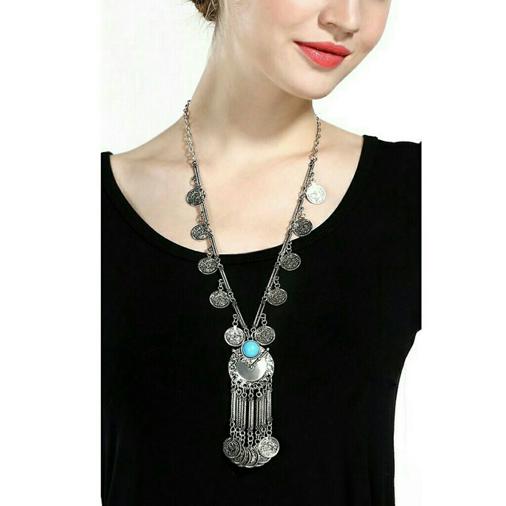 NWT! TRENDY CHIC NECKLACE! ❤️