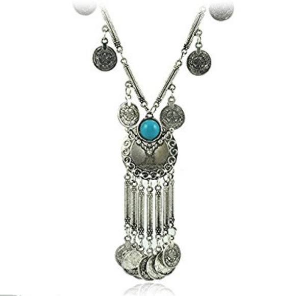 NWT! TRENDY CHIC NECKLACE! ❤️ - Picture 3 of 3