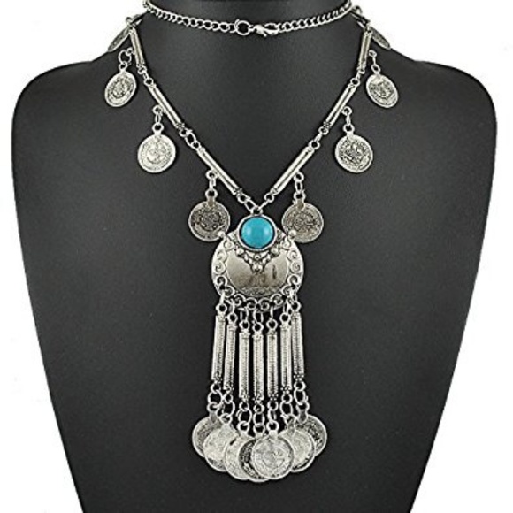NWT! TRENDY CHIC NECKLACE! ❤️ - Picture 2 of 3
