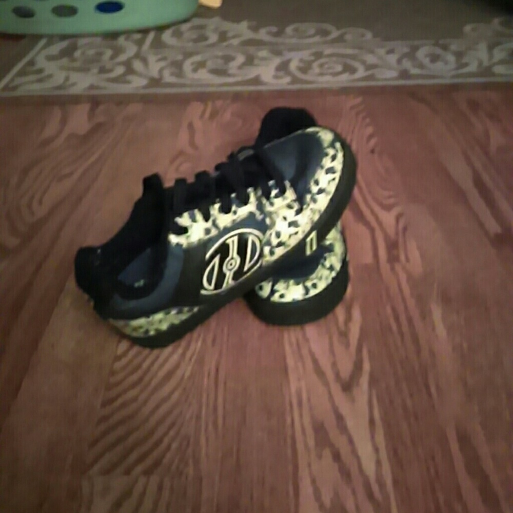 Heelys roller skating sneakers size Y4