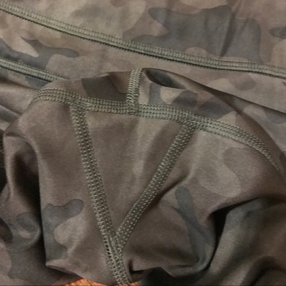 RARE NWOT Lululemon Camo Inspire Crops! - Picture 16 of 16