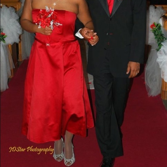 Red evening gown - Picture 2 of 2