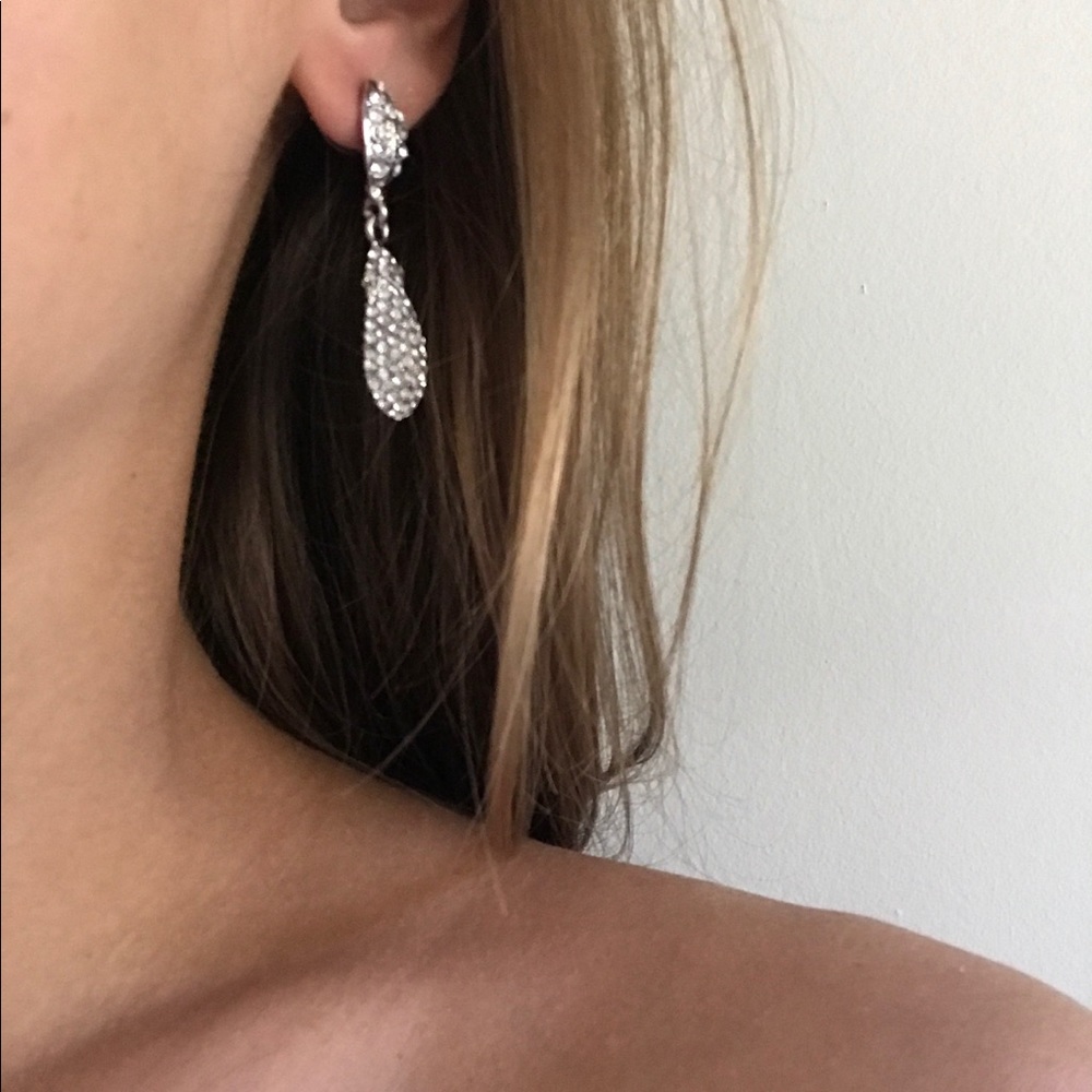 🔵 SALE NWOT Macy's silver sparkle dangle earrings - Picture 7 of 8