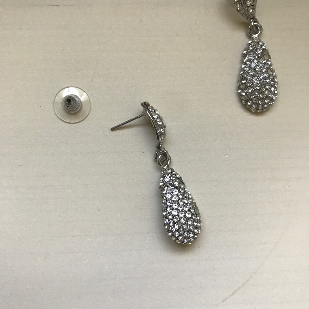 🔵 SALE NWOT Macy's silver sparkle dangle earrings - Picture 4 of 8