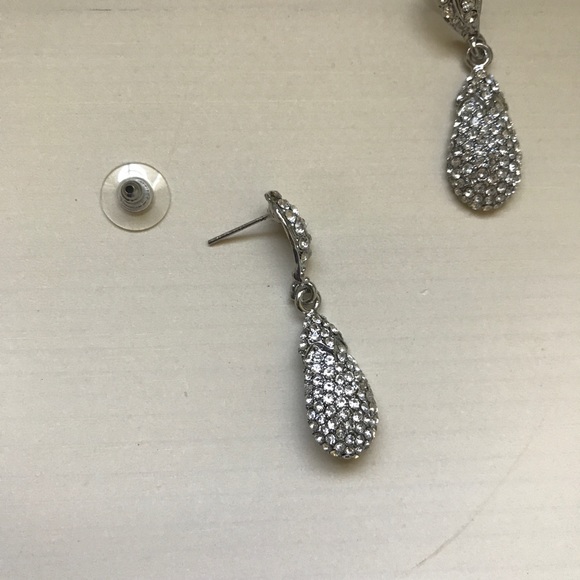 🔵 SALE NWOT Macy's silver sparkle dangle earrings - Picture 4 of 8