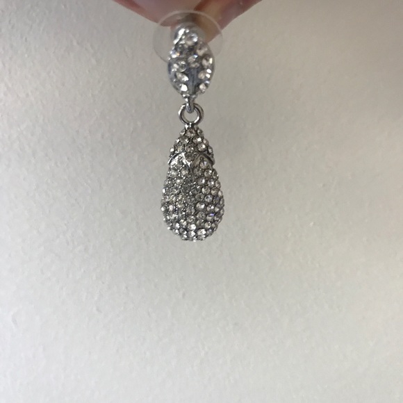 🔵 SALE NWOT Macy's silver sparkle dangle earrings - Picture 3 of 8