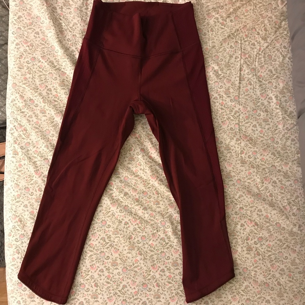 Like new!  Lululemon size 6 wine crop w/ mesh!