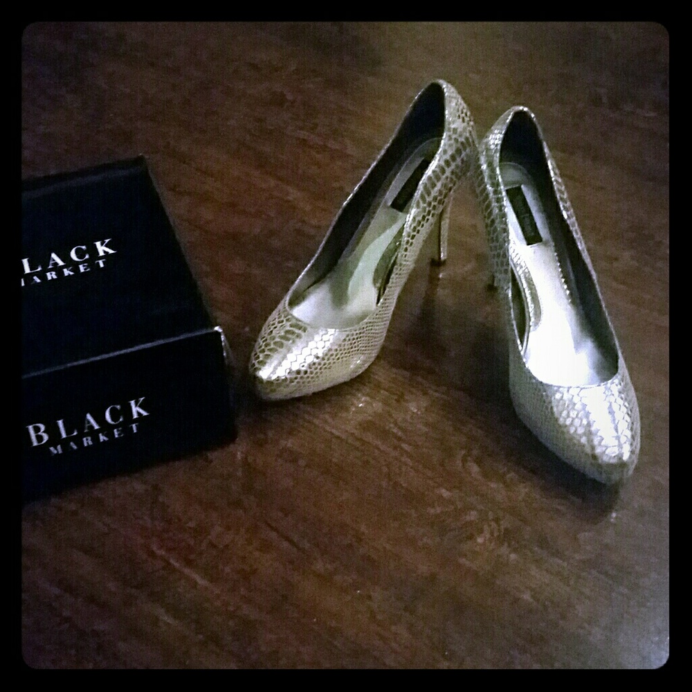 Metallic snakeskin pumps