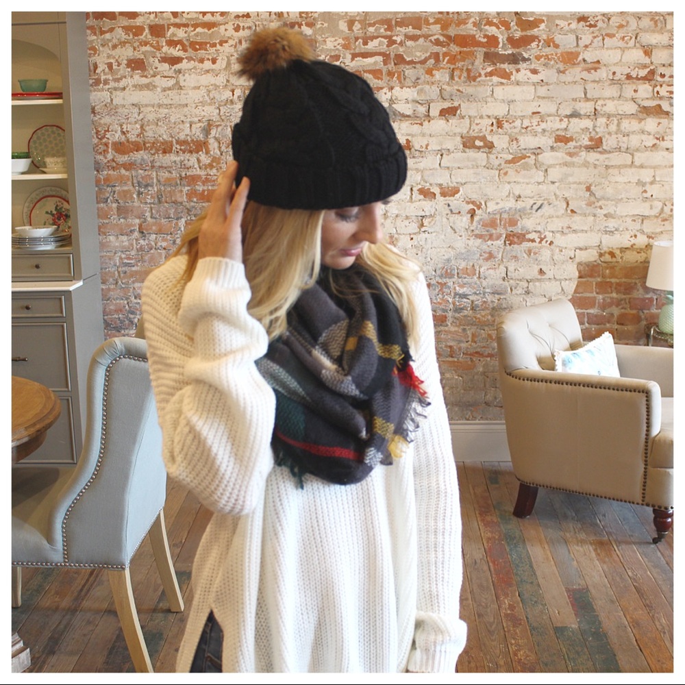 ✨LAST ONE✨Black cable knit beanie with Pom Pom - Picture 3 of 4