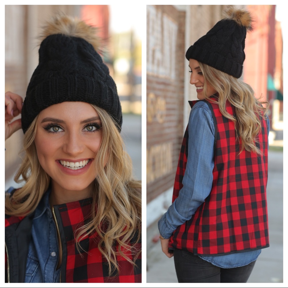✨LAST ONE✨Black cable knit beanie with Pom Pom - Picture 2 of 4