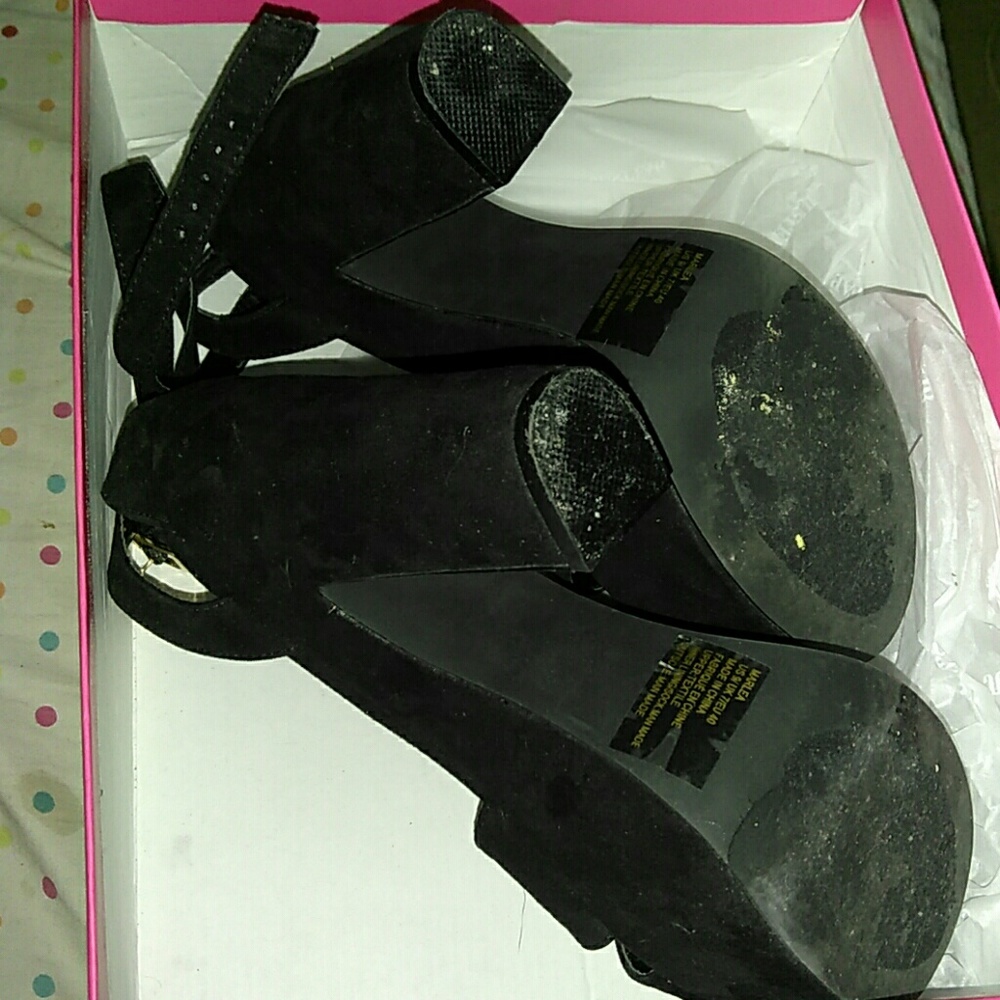 Shoes - Picture 2 of 3