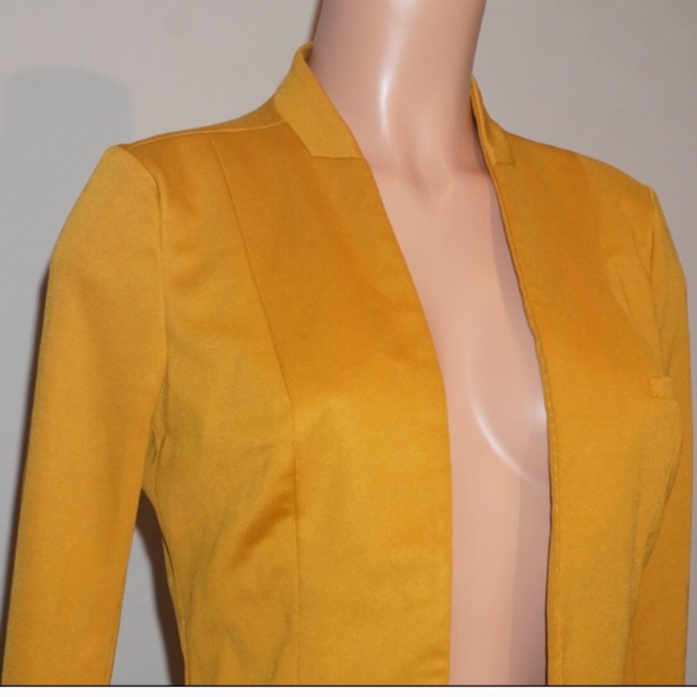 Fitted mustard yellow blazer