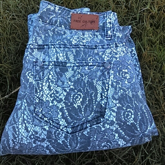 Free Culture black/white floral skinny jeans - Picture 2 of 4