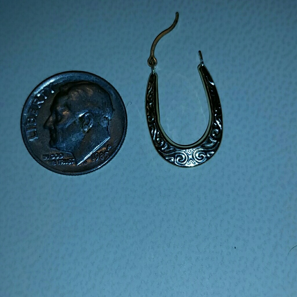 ****Brand New ****10k Yellow Gold Fancy Oval Hoop