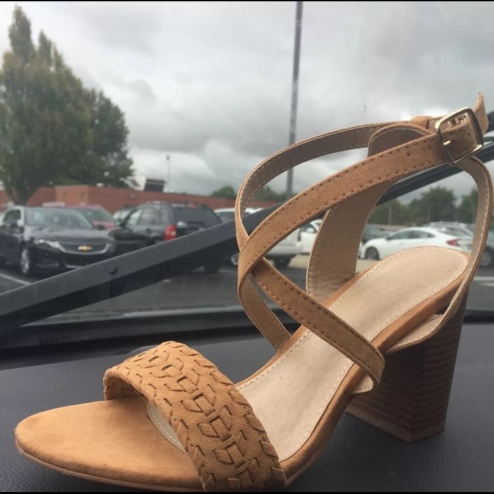Brown strappy chuncky heeled sandal