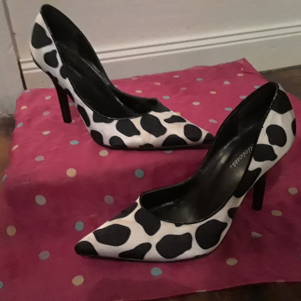 Pointed-toe, animal print heels