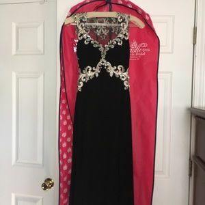 Beautiful black and silver formal dress! ⚪️⚫️