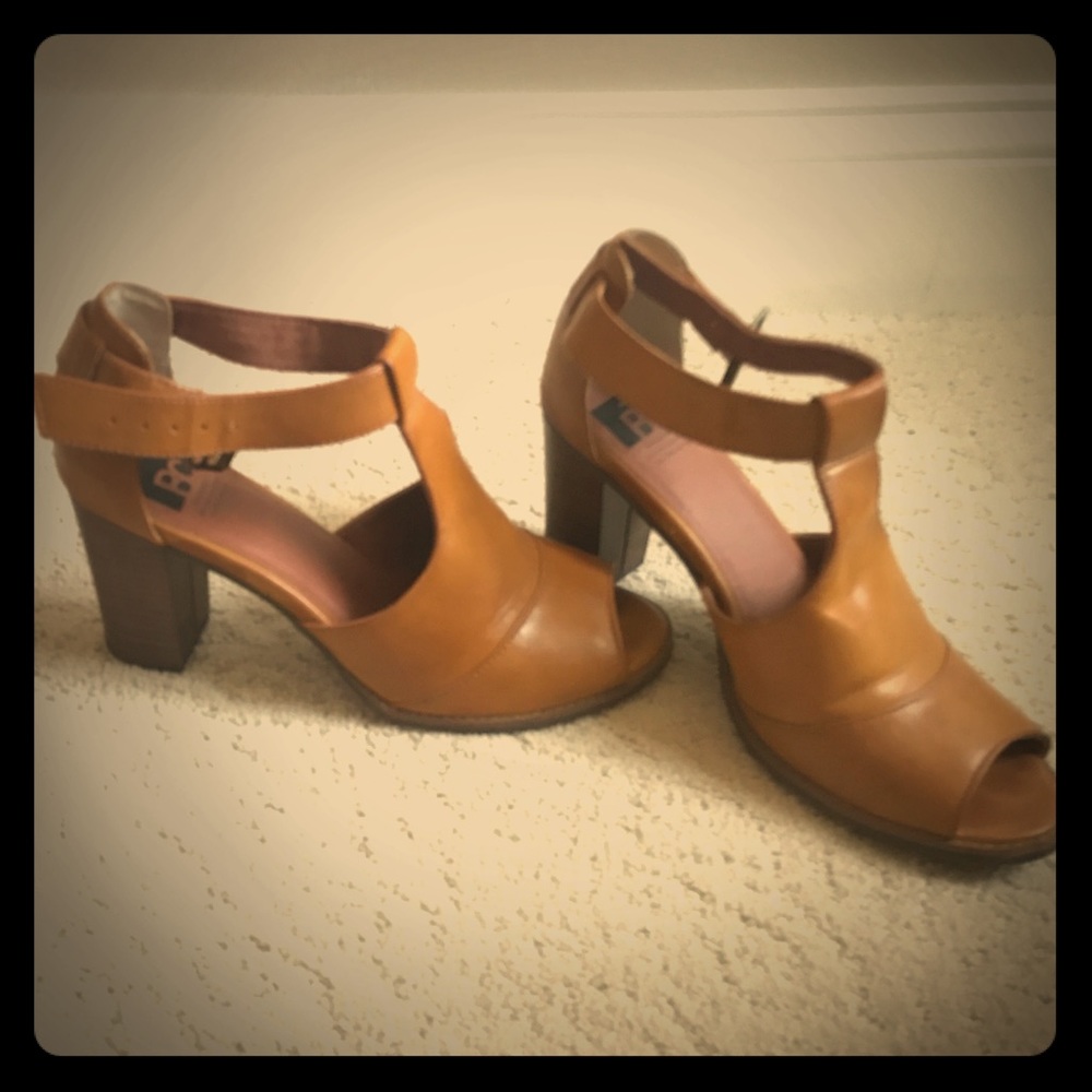 Mustard Tan chunky heels size 8.5. Super Comfy!