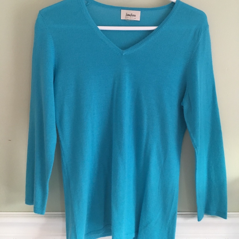 Neiman Marcus cashmere sweater. Size S