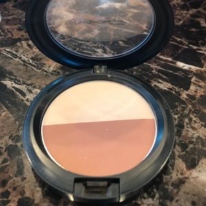 MAC highlighting and sculpting shape powder.
