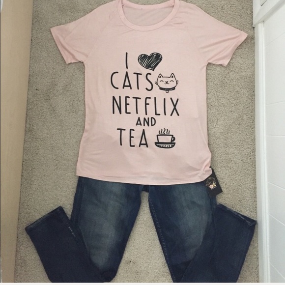 Sale🌺Super Cute Shirt🌺Sale - Picture 2 of 3