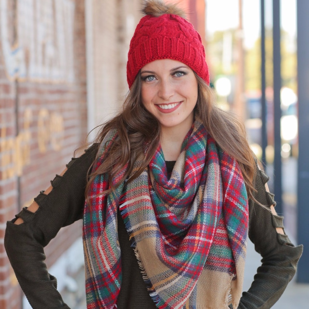 Red cable knit beanie with faux fur Pom Pom - Picture 2 of 5