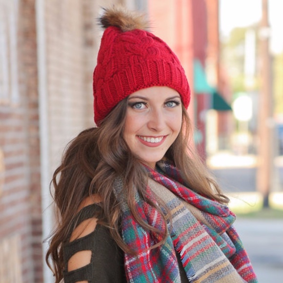 Red cable knit beanie with faux fur Pom Pom - Picture 3 of 5
