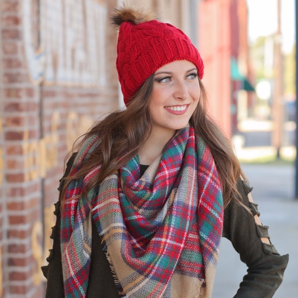 Red cable knit beanie with faux fur Pom Pom - Picture 4 of 5