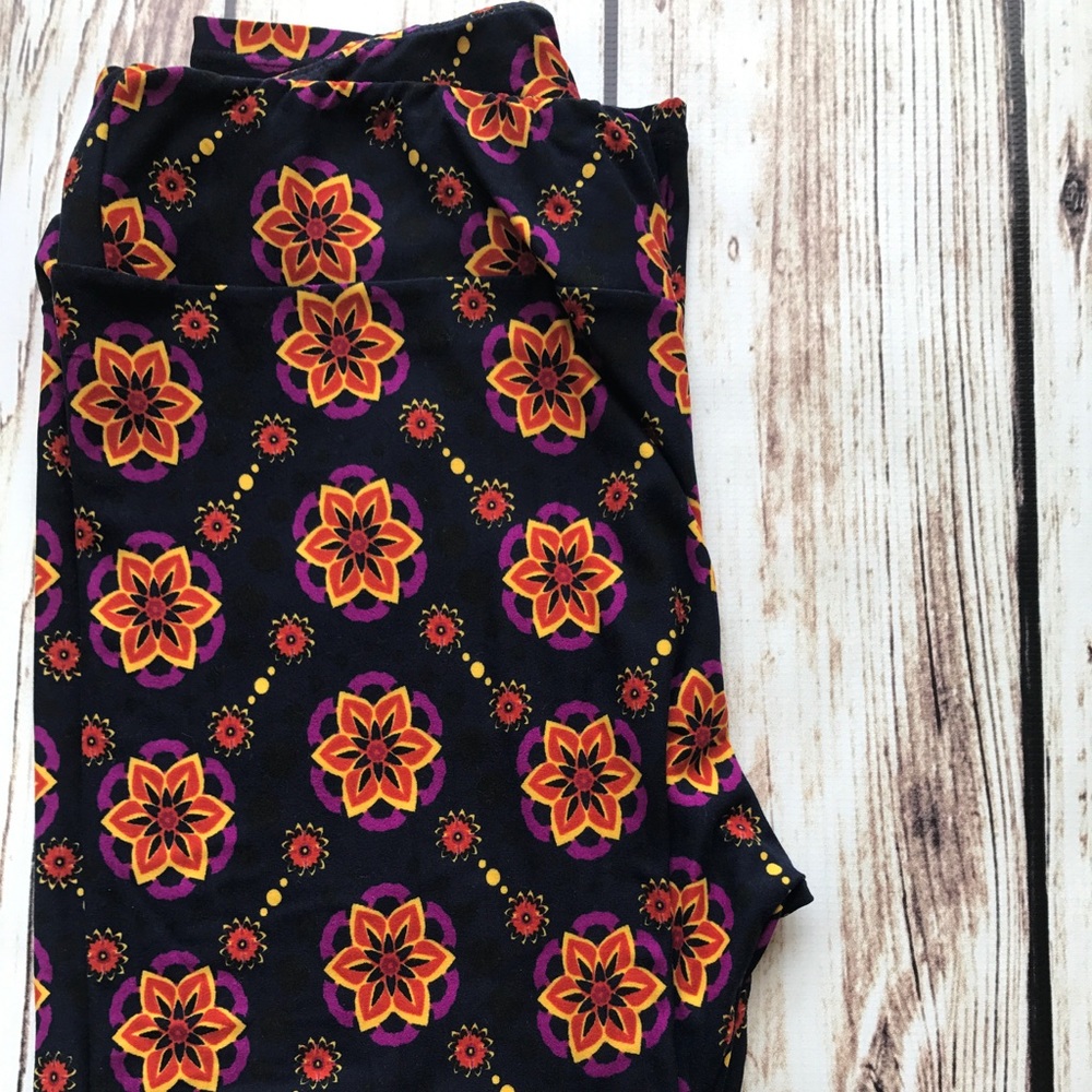 TC Lularoe Leggings! Black background. Fits 12-18.