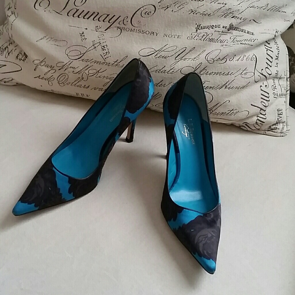 Beautiful satin pumps with black flower print