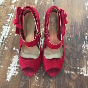 π Red Bow Suede-Like Platform Heels! π Red Bow Suede-Like Platform Heels!