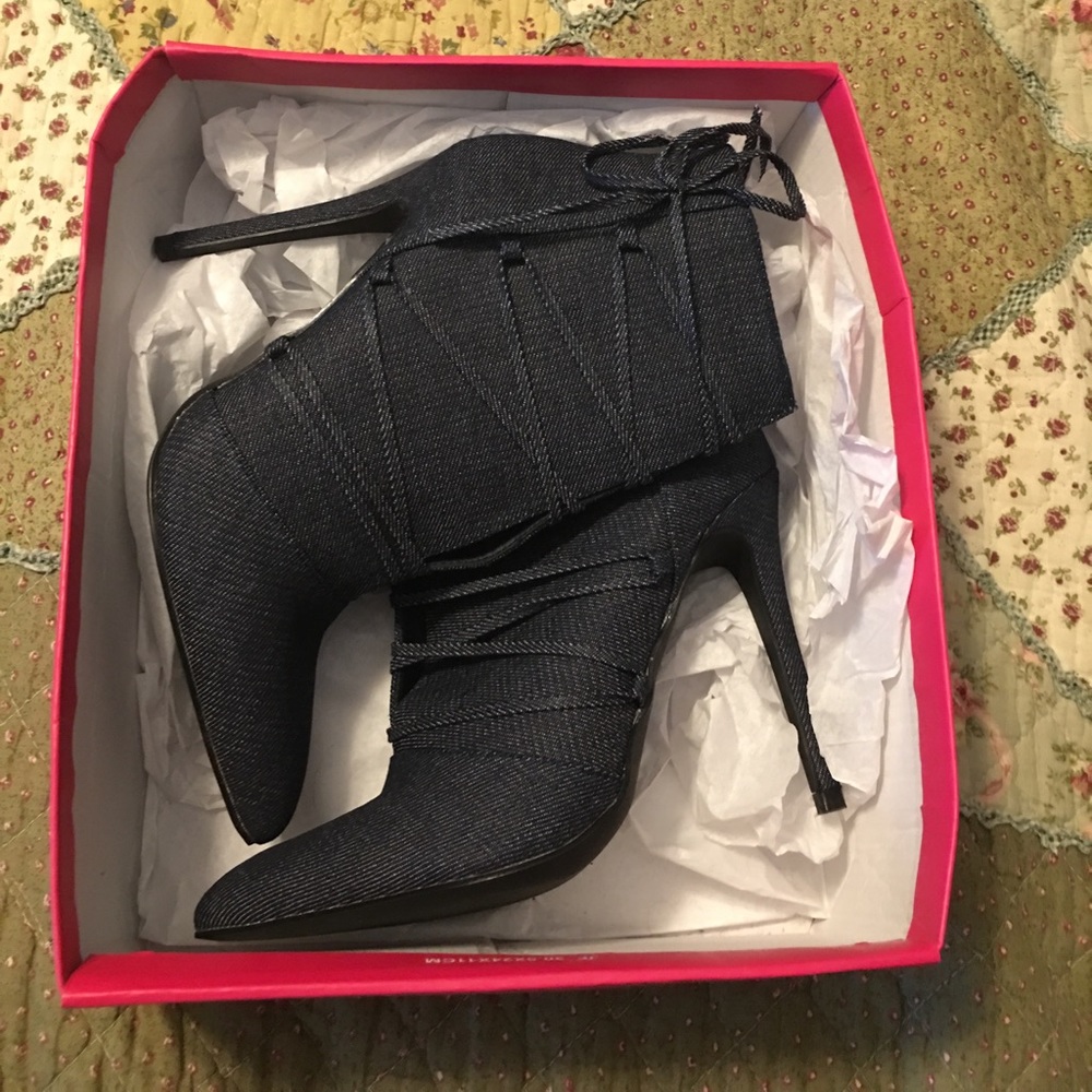 NEW in box pointy denim heels 8.5 Shoe Dazzle 4"