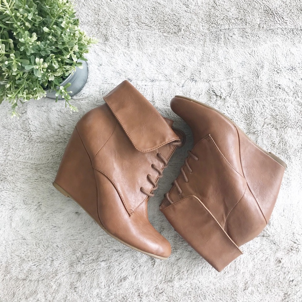 Nine West tan leather bootie with heel