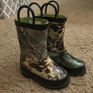 Austin Co camo rubber boots