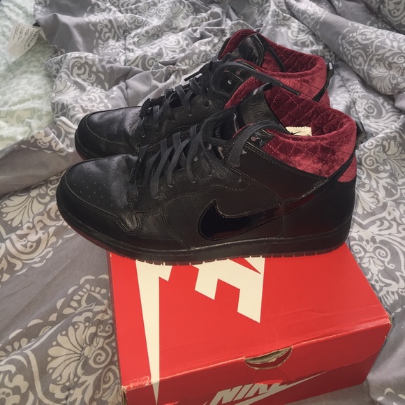 Velvet Nikes In Box - Picture 4 of 4