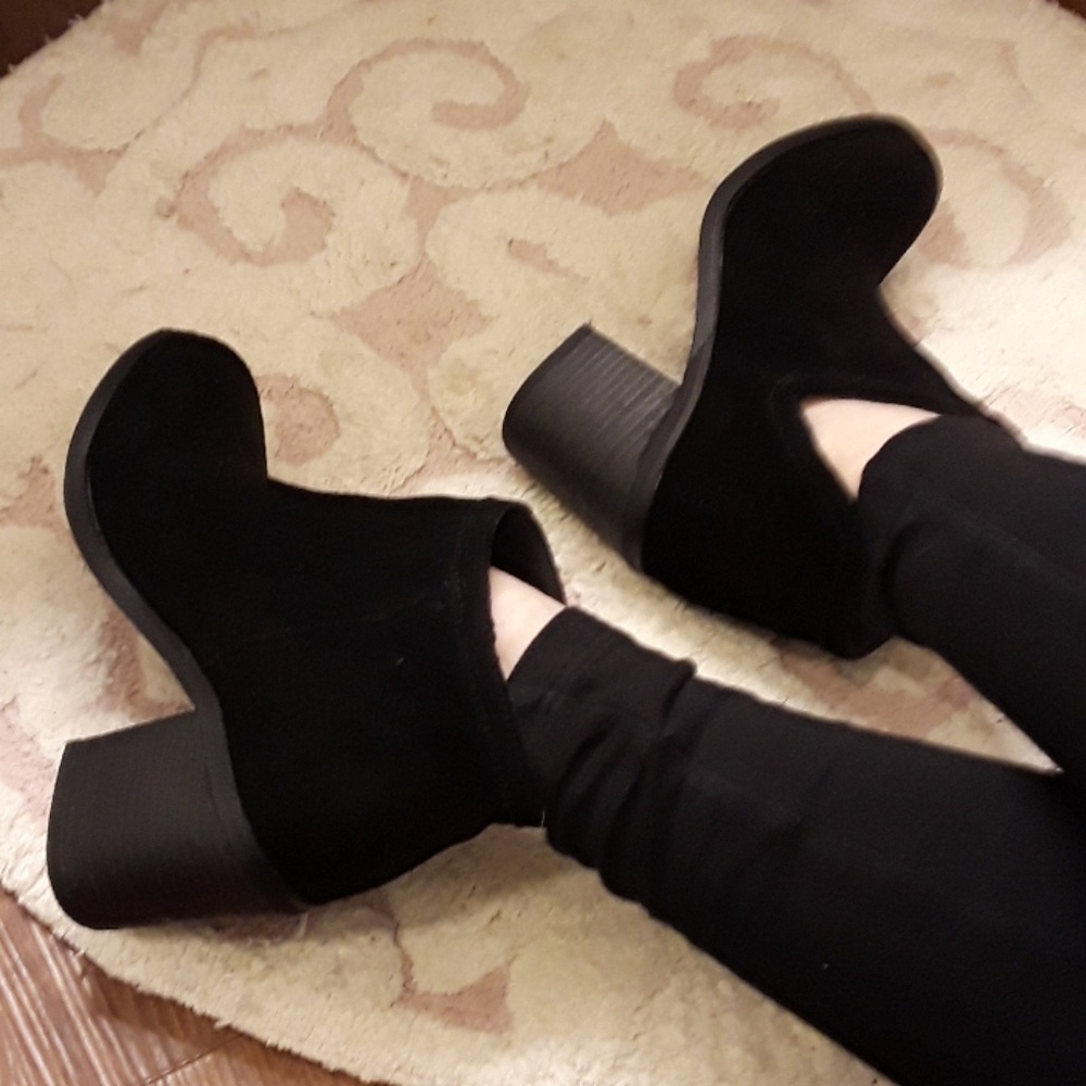 Urban Outfitters Stacked Heel Bootie Size 6