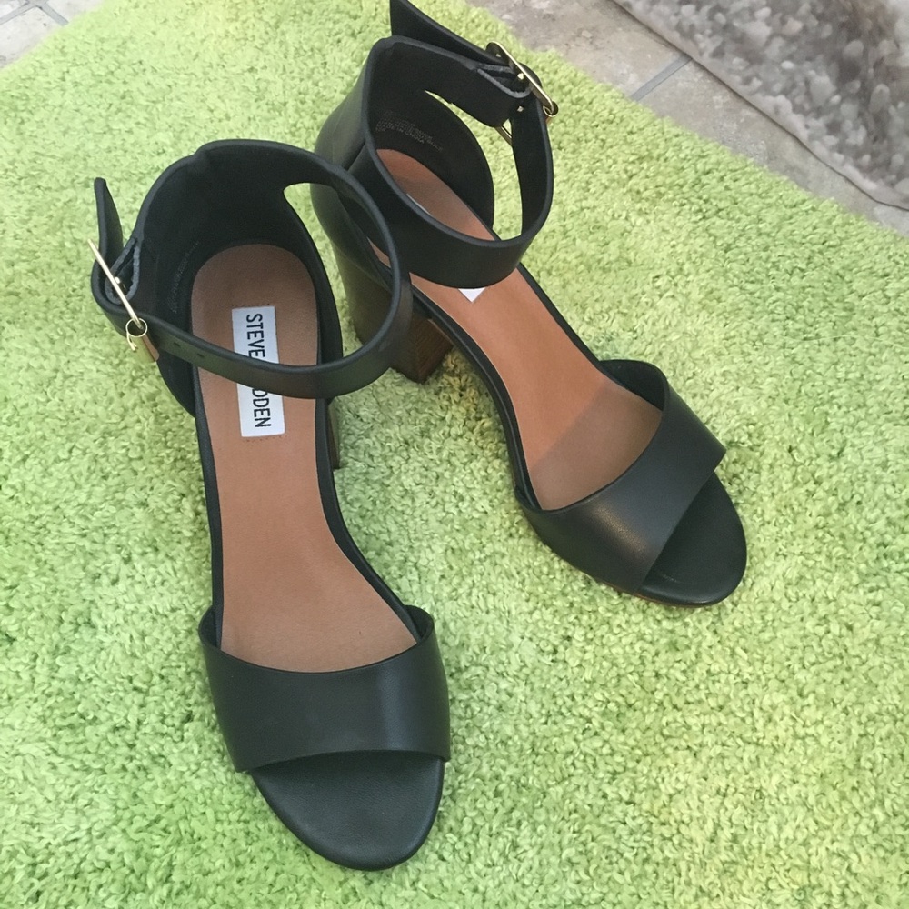 Steve Madden black leather ankle strap sandals 8M