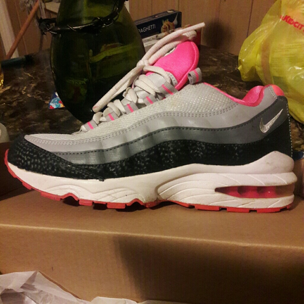 Pre used Airmax 6y