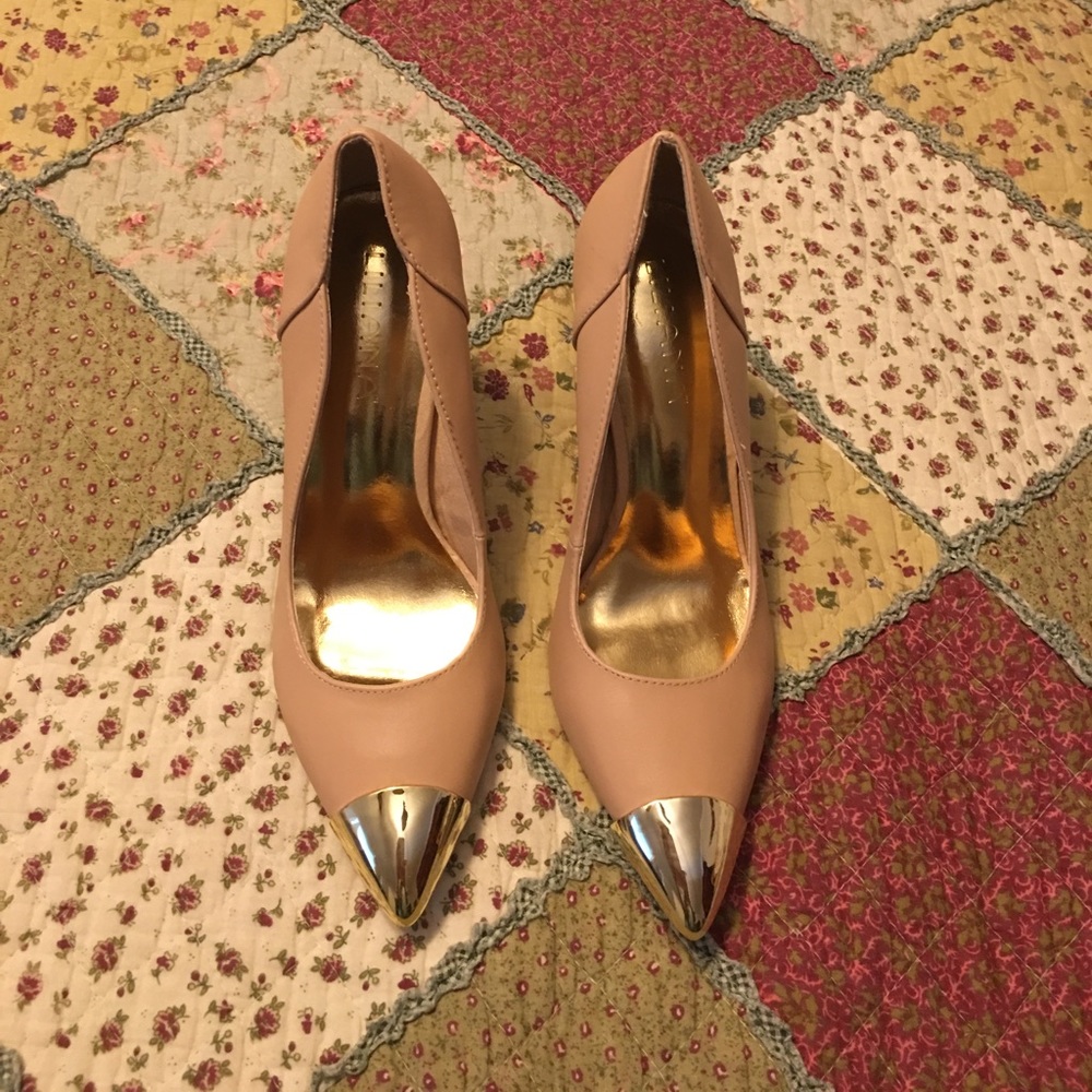 Nude and gold heels 8.5 Liliana LIKE NEW