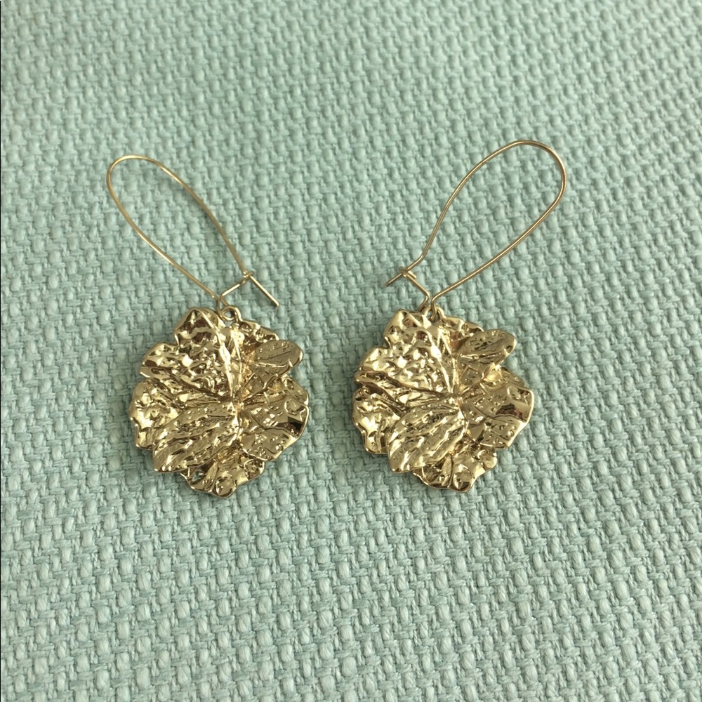 Last chance! Beautiful flower drop earrings - NWOT
