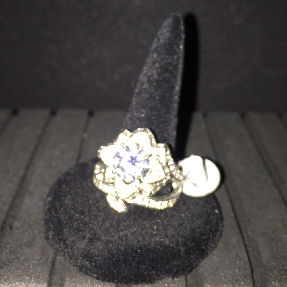 Rose ring with leafs in second ring