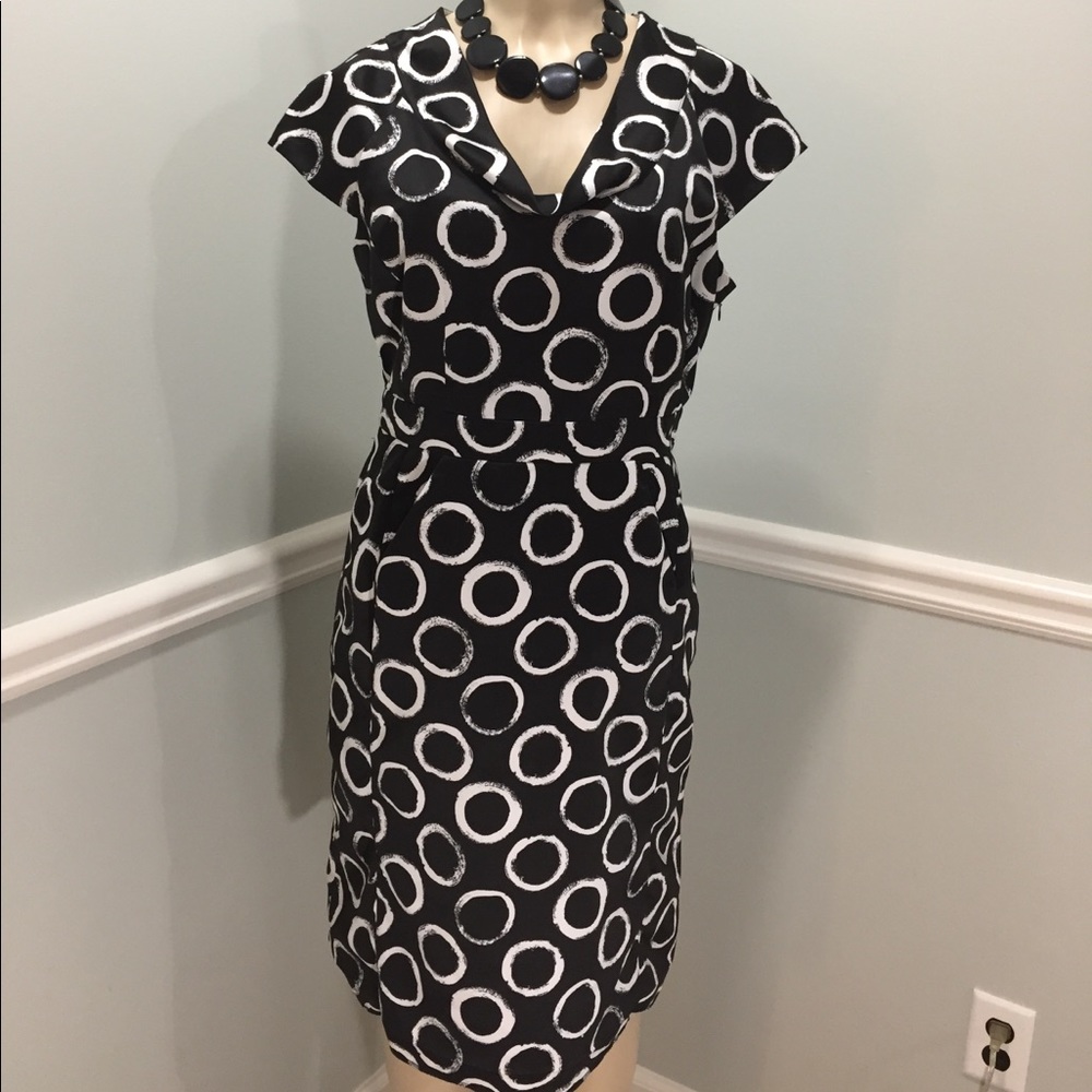 Trendy black/white circles dress w/ pockets.
