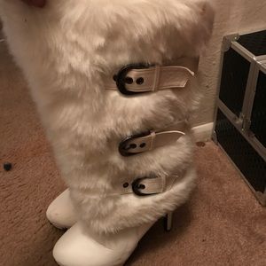 Red circle furry heel boots