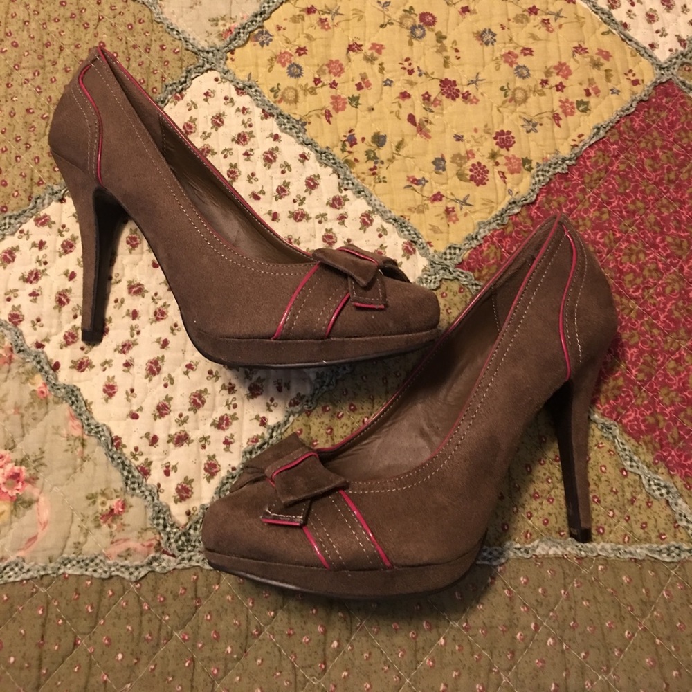 LIKE NEW brown heels with pink trim and bow 8.5