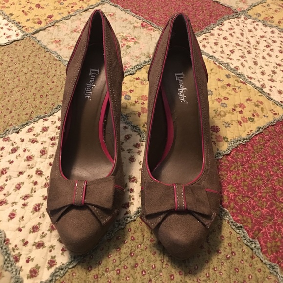 LIKE NEW brown heels with pink trim and bow 8.5 - Picture 2 of 4