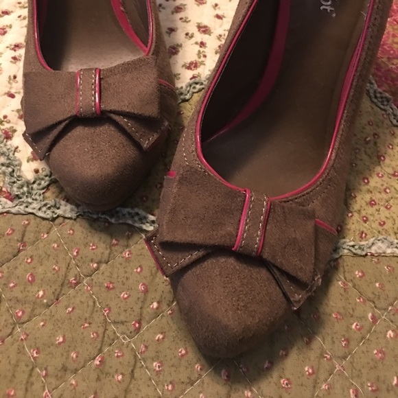 LIKE NEW brown heels with pink trim and bow 8.5 - Picture 4 of 4