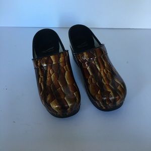 Dansko 37 woman's clogs work shoes new brown Dansko 37 woman's clogs work shoes new brown